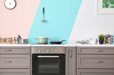 Modern mutfağın içi.