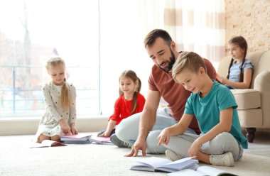 Erkek Öğretmen çocuk okulda sınıfta ödevlerini ile yardım