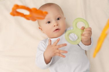 Yatakta uzanan tatlı bebek.