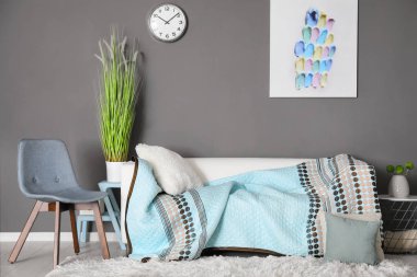 Rahat kanepesi olan modern bir oda.