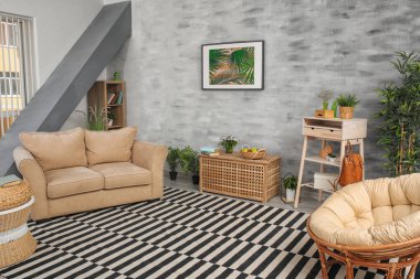 Modern oturma odası tasarımı ile büyük çizgili halı