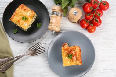 Ahşap zemin üzerine ıspanaklı lazanya