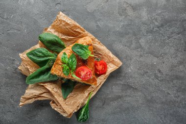 Dilim ıspanaklı masada lezzetli pasta