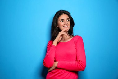 Renk arka plan üzerinde poz çekici genç kadın