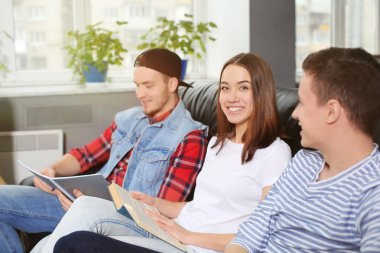 Birlikte Kampüs binada oturan öğrenciler