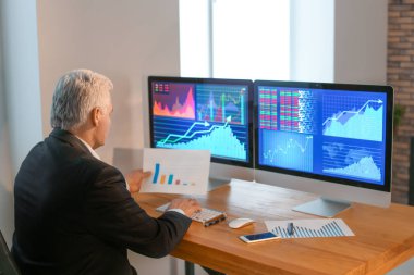 Erkek broker ofisinde çalışıyor. Finans ticaret kavramı