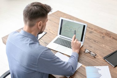 Erkek broker ofisinde çalışıyor. Finans ticaret kavramı