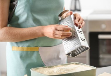 Izgara peynir mutfakta lazanya için kadın