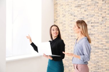 Emlakçı müşteriye daireyi gösteriyor