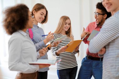 Grup öğrenci üniversite salonunda mola sırasında