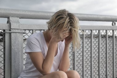 Köprüde depresif genç kadın