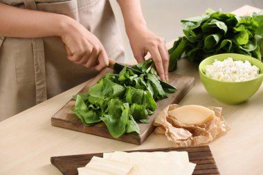 Ispanaklı lazanya mutfakta yemek kadın