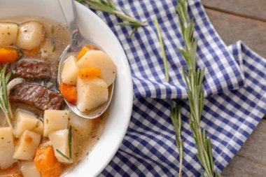 Masada lezzetli et ve patates ile kase