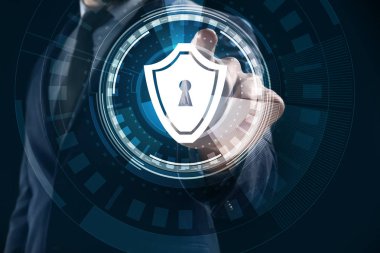 Koyu arka plan karşı sanal ekran düğmeye iş adamı. Siber güvenlik ve saldırı kavramı