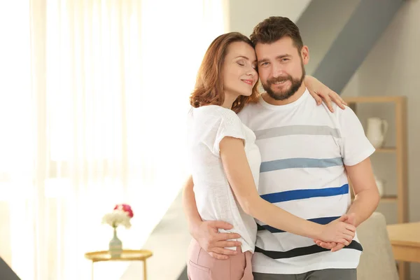 Preciosa Pareja Bailando Juntos Casa — Foto de Stock