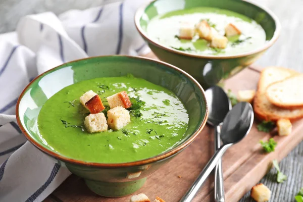 Tigela Com Deliciosa Sopa Espinafre Mesa — Fotografia de Stock