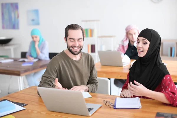 Estudante Masculino Seu Colega Muçulmano Usando Laptop Biblioteca — Fotografia de Stock