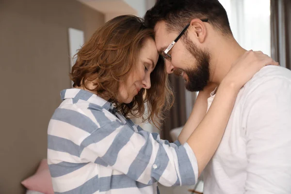 Preciosa Pareja Bailando Juntos Casa —  Fotos de Stock