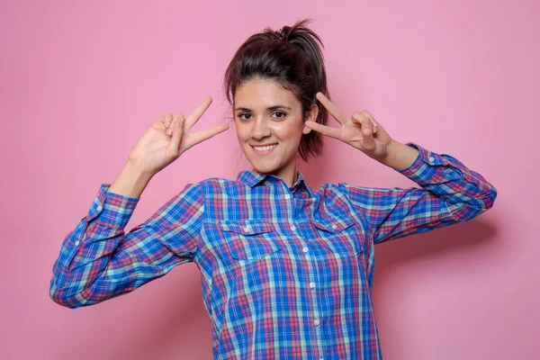 Attraktiv Ung Kvinde Poserende Farve Baggrund - Stock-foto
