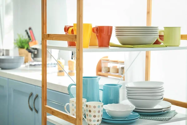 Полки Различными Чистой Посудой Кухне — стоковое фото