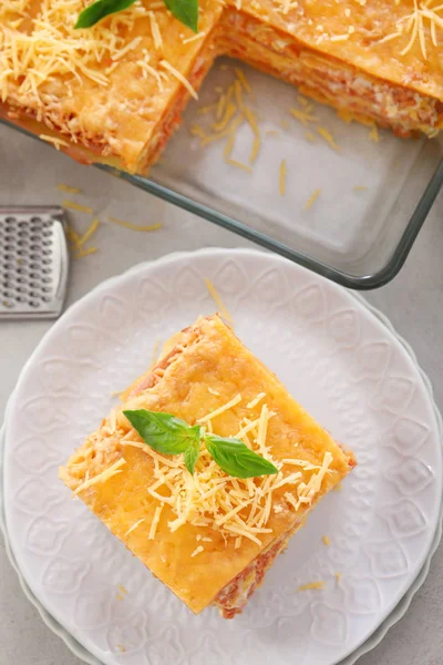 Assiette Avec Lasagnes Savoureuses Sur Table — Photo