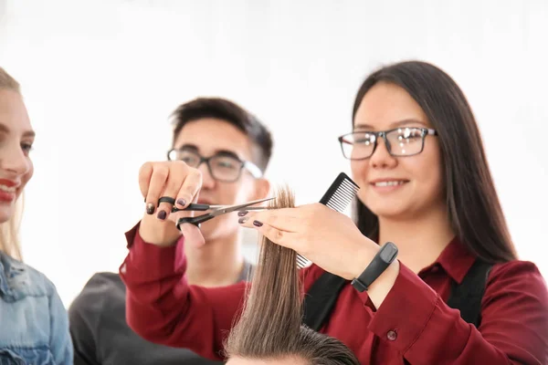 Profesjonalny Salon Fryzjerski Stażystów Praca Klientem Salonie Pojęcie Nauki Zawodu — Zdjęcie stockowe