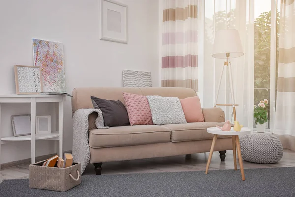 Moderne Wohnzimmereinrichtung Mit Gemütlichem Sofa — Stockfoto