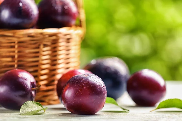 Ripe Juicy Plums Table — Stock Photo, Image