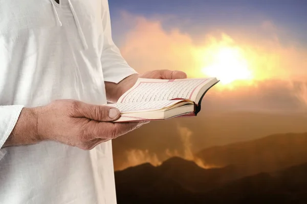 Senior Muslim Pria Membaca Quran Dan Indah Lanskap Latar Belakang — Stok Foto