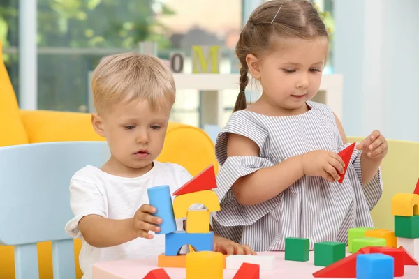 Leuke Kinderen Spelen Met Constructor Tafel Thuis — Stockfoto