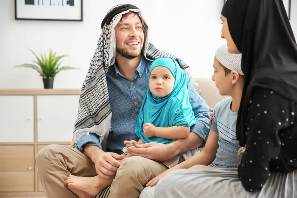 幸せなイスラム教徒の家族は家で一緒に時間を過ごす — ストック写真