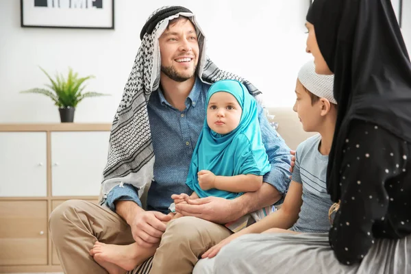 Keluarga Muslim Yang Bahagia Menghabiskan Waktu Bersama Rumah — Stok Foto