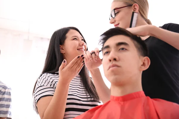 Peluquería Profesional Aprendiz Trabajando Con Cliente Salón Concepto Aprendizaje —  Fotos de Stock