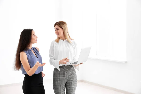 Makler Mit Klient Leerer Wohnung — Stockfoto