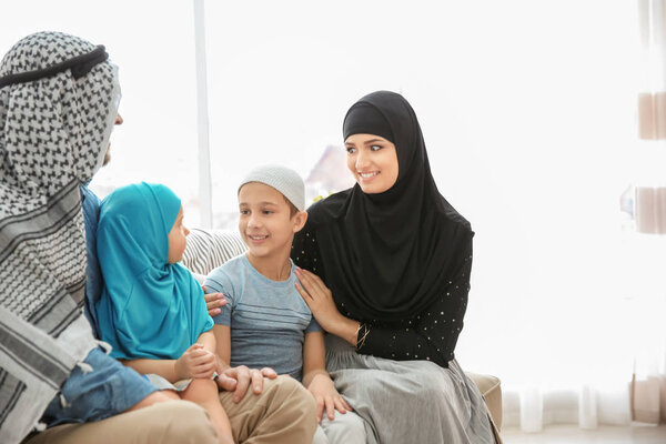 Счастливая мусульманская семья проводит время вместе дома
