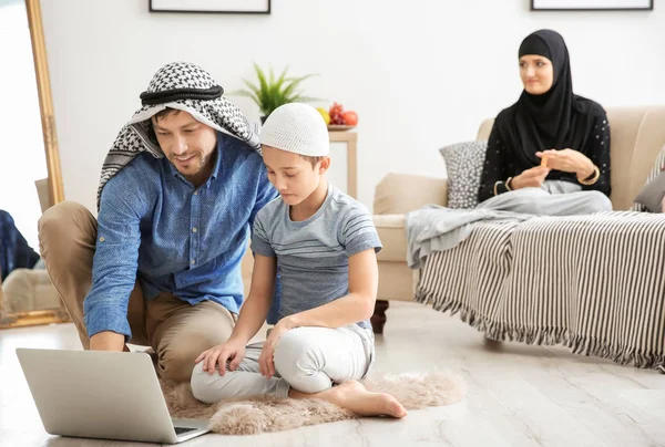 Família Muçulmana Feliz Passar Tempo Juntos Casa — Fotografia de Stock