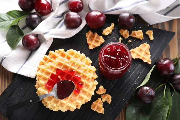 Composición Con Deliciosa Mermelada Ciruela Casera Gofres Tablero Madera Oscura —  Fotos de Stock