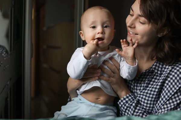 Ibu Muda Dan Bayinya Kamar Gelap — Stok Foto