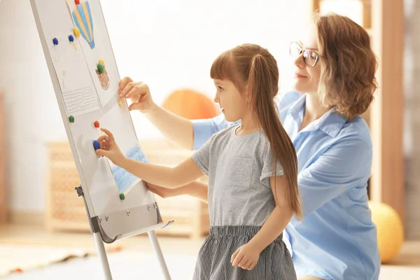 Vrouwelijke Psycholoog Met Schattig Klein Meisje Tijdens Kunst Therapie — Stockfoto