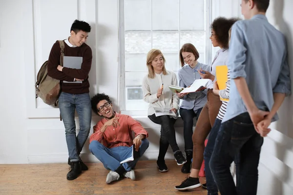 Grupo Estudiantes Sala Universitaria Durante Descanso — Foto de Stock