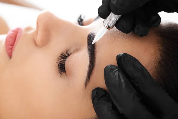 Ung Kvinna Som Genomgår Förfarande Ögonbryn Permanent Makeup Skönhetssalong Närbild — Stockfoto