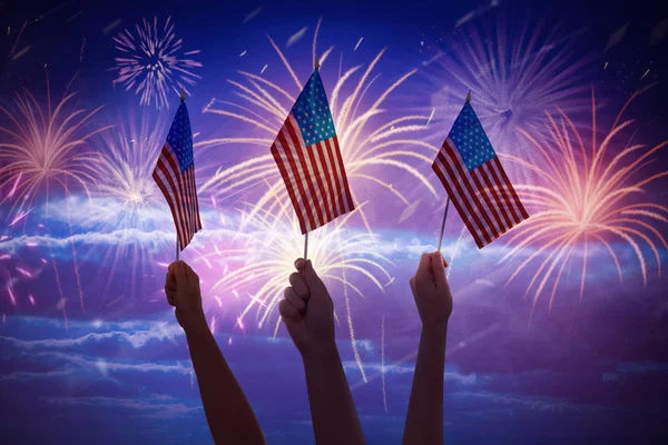 Άνθρωποι Κυματίζει Αμερικανικές Σημαίες Και Πυροτεχνήματα Στον Ουρανό Εορταστικές Εκδηλώσεις — Φωτογραφία Αρχείου