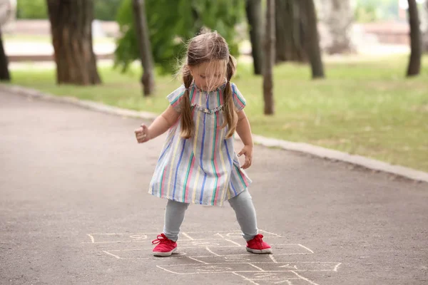 Χαριτωμένο Μικρό Κορίτσι Παίζει Κουτσό Εξωτερικούς Χώρους — Φωτογραφία Αρχείου