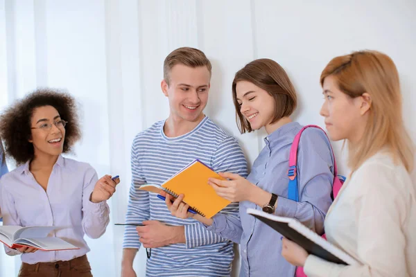 Gruppo Studenti Nella Sala Universitaria Durante Pausa — Foto Stock