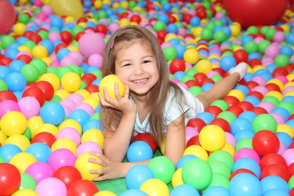 Schattig Meisje Spelen Onder Plastic Ballen — Stockfoto