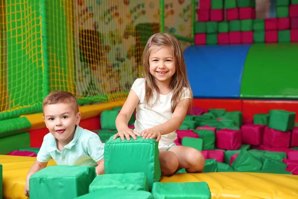 Słodkie Dzieci Bawiące Się Centrum Rozrywki — Zdjęcie stockowe