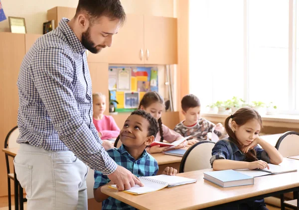 Professeur Masculin Aidant Garçon Avec Ses Devoirs Classe École — Photo