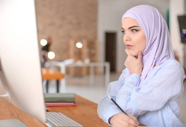 Mujer Musulmana Con Ropa Tradicional Estudiando Interiores — Foto de Stock