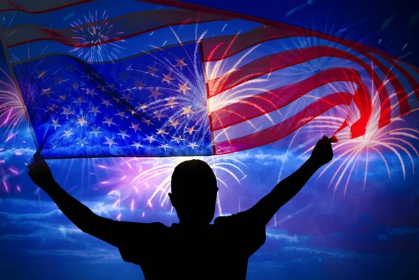 Klein Kind Met Amerikaanse Vlag Vuurwerk Hemel Vakantie Feest — Stockfoto