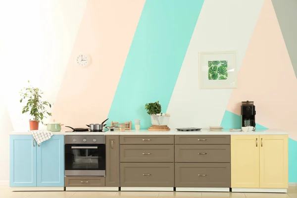 Современная Мебель Кухни Фоне Цветной Стены — стоковое фото